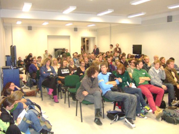 Pirmasis LUNI užsiėmimas Kaune 2009 m. rugsėjo 23 d., į jį susirinko daugiau nei 100 žmonių